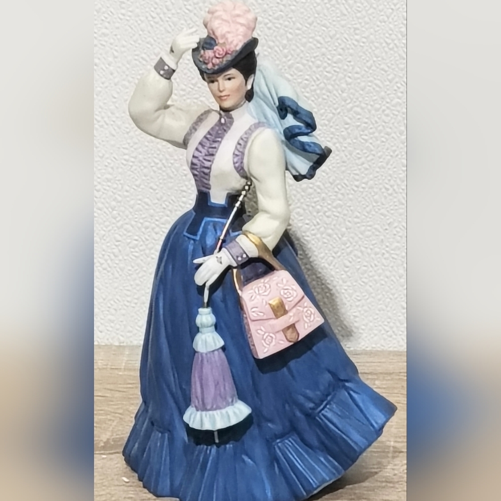 Vintage Avon Mrs Albee Award 1996 Statue